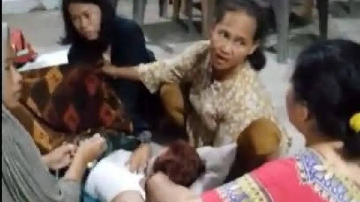 Beberapa warga saat membantu seorang wanita yang mengalami gangguan kejiwaan saat akan melahirkan di tepi jalan GM Arsyad, RT 18, Kelurahan Baru, Rabu  (6/5) dini hari.(istimewa/warga)