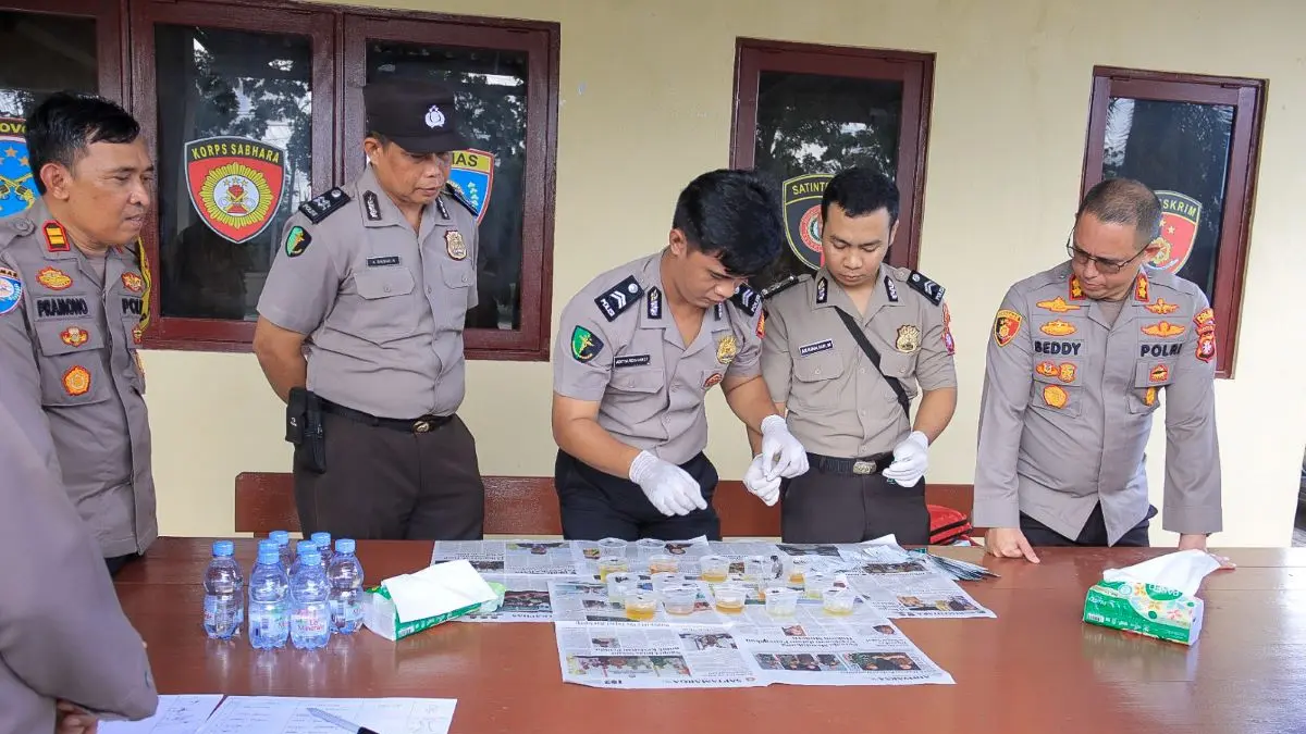 BERANTAS NARKOBA: Kapolres Seruyan AKBP Beddy Suwendi memimpin kegiatan tes urine di Polsek Seruyan Hilir, Rabu (6/5/2026). FOTO: RIFANI/RADAR SAMPIT