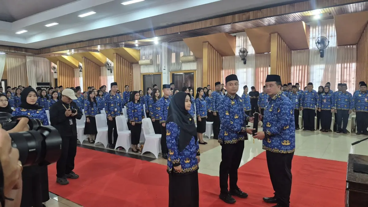 Bupati Lamandau Rizky Aditya Putra surat keputusan pengangkatan sebagai pegawai negeri sipil (PNS) di Nanga Bulik, Selasa (5/5).&nbsp; (ria/radar sampit)