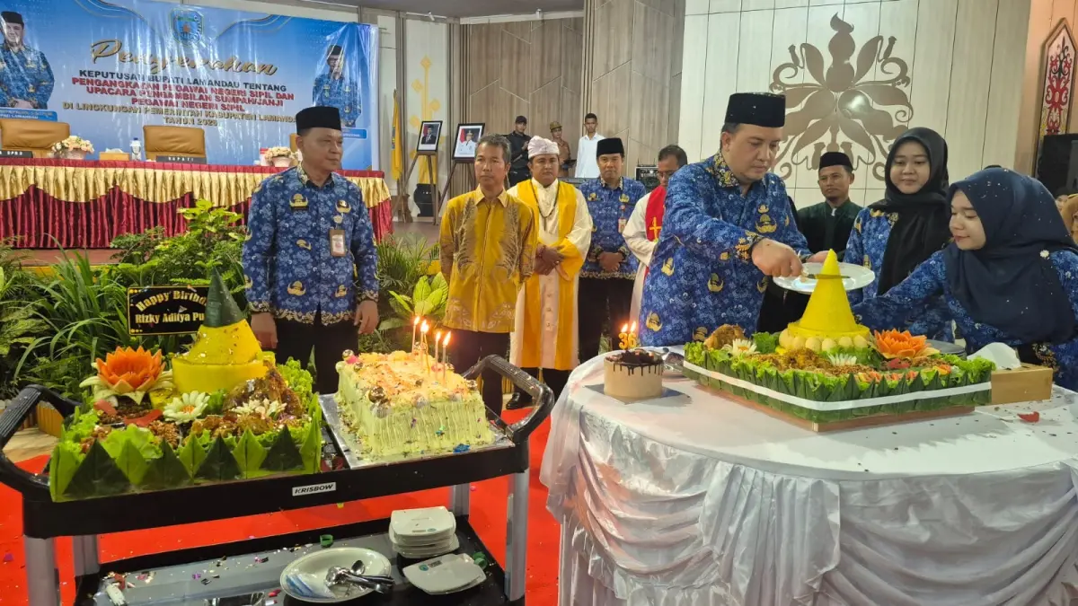Bupati Lamandau Rizky Aditya Putra tetap menjalankan rangkaian tugas pemerintahan yang padat pada hari ulang tahunnya yang ke-36, Selasa (5/5). (ria/radar sampit)