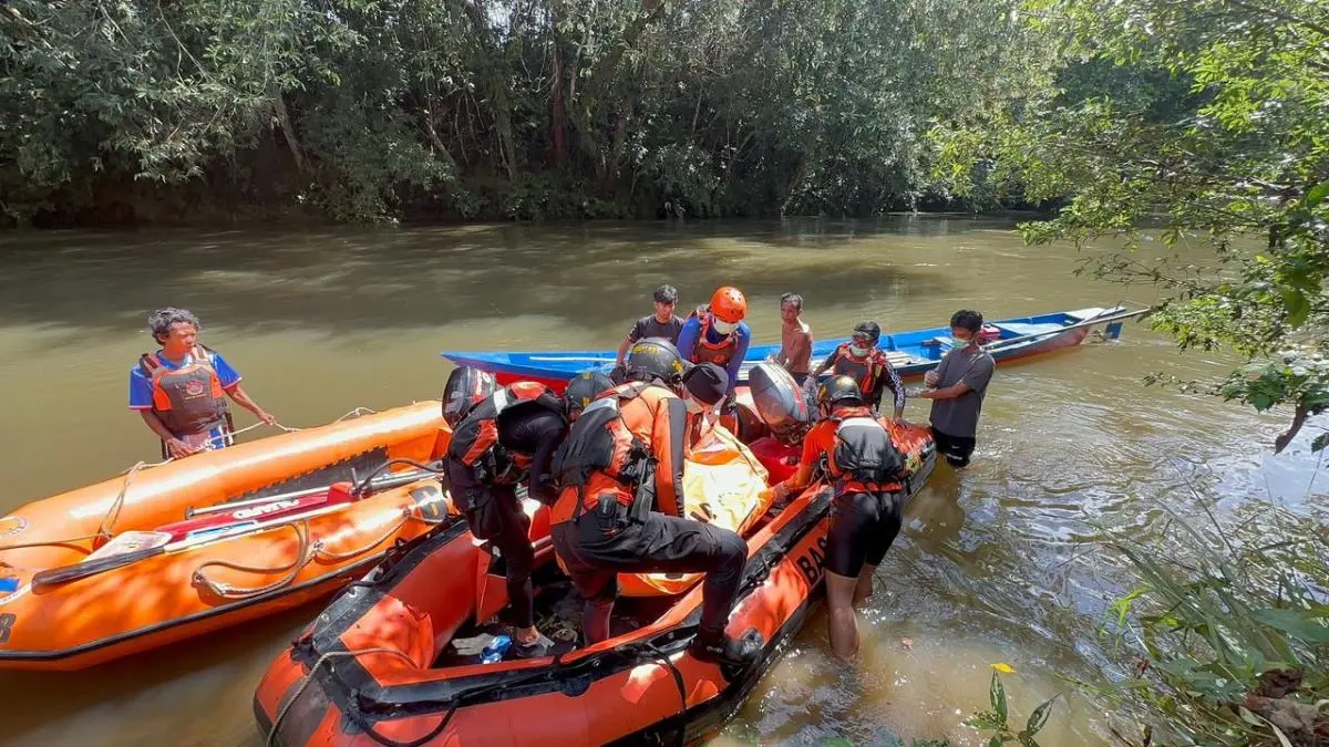 EVAKUASI: Petugas mengevakuasi jasad Agus yang ditemukan meninggal tenggelam di Sungai Bulik, Kabupaten Lamandau, Rabu (6/5/2026). FOTO: IST/RADAR SAMPIT
