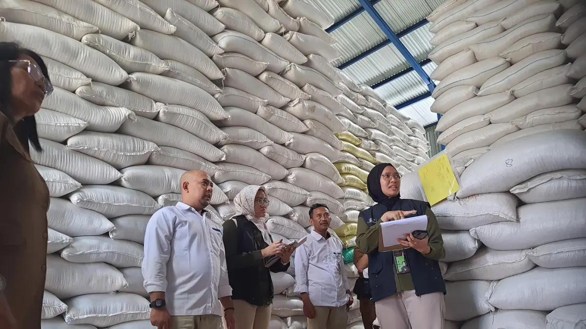 GUDANG PANGAN: Nampak stok beras yang disimpan di gudang Perum Bulog Cabang Kotim. (dok.radarsampit)