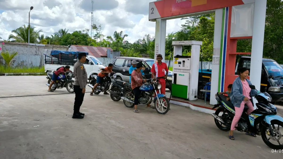 JAGA KETAT : aparat kepolisian saat melakukan penjgaan dan pengawasan ketata di SPBU. &nbsp;
Rem Gas Penimbunan BBM, Fairid Naparin Batasi Pembelian di SPBU