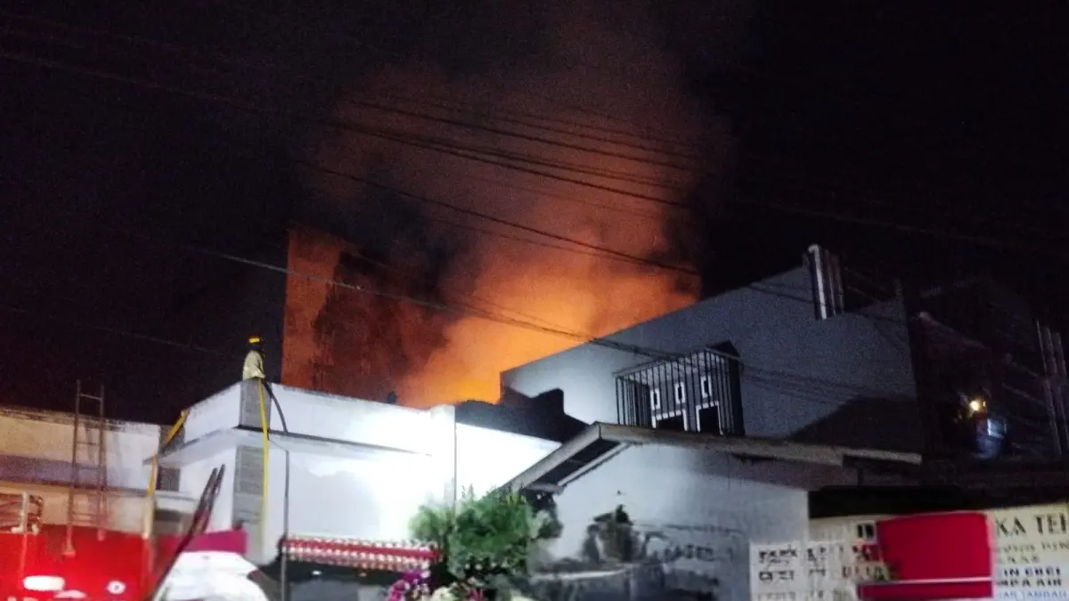 Kebakaran gudang sembako di Jalan Kawitan, RT 23, Kelurahan Madurejo, Kecamatan Arut Selatan, Kabupaten Kotawaringin Barat, Rabu 6 Mei 2026, pukul 03.30 WIB. (DAMKAR KOBAR/RADAR SAMPIT)&nbsp;
