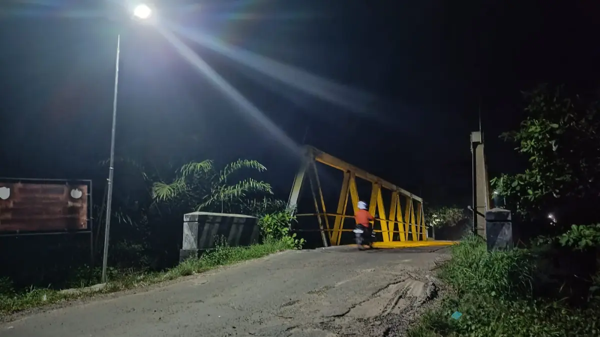 Kondisi Jembatan Jalan Kapten Mulyono Sampit setelah dipasang penerangan saat malam hari. (Usay Nor Rahmad/Radar Sampit)&nbsp;