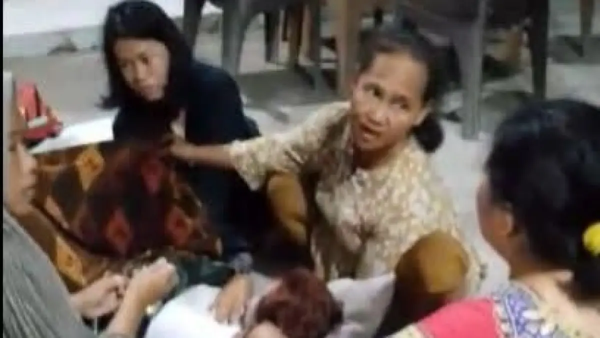 MELAHIRKAN: Warga membantu seorang perempuan yang mengalami gangguan kejiwaan saat akan melahirkan di tepi jalan GM Arsyad, RT 18, Kelurahan Baru, Rabu 6 Mei 2026, pukul 00.45 WIB. (WARGA/RADAR SAMPIT)