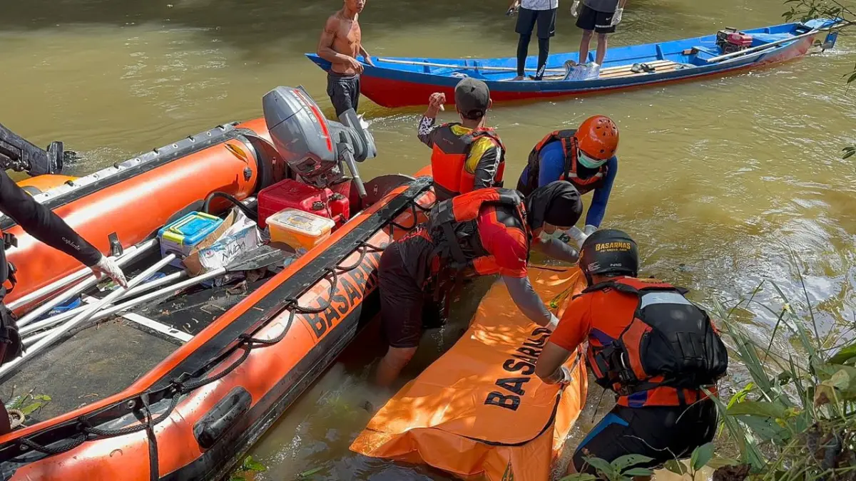 MENINGGAL: Tim SAR saat mengevakuasi jenazah Agus yang tenggelam di Sungai Bulik, Kabupaten Lamandau, Kalteng. (Basarnas)
