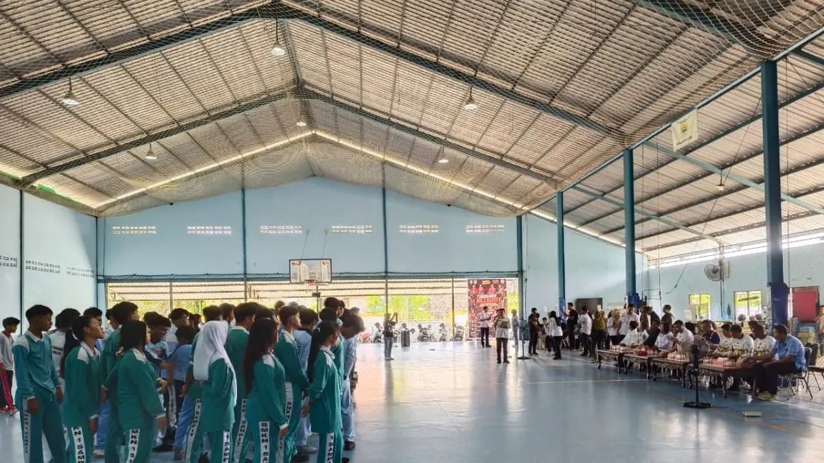 Pembukaan turnamen bola basket tingkat pelajar SMA/SMK/MA se-Kabupaten Kotim Tahun 2026 yang digelar di GOR Lodan, Rabu (6/5).  (Akbar/Radar Sampit)