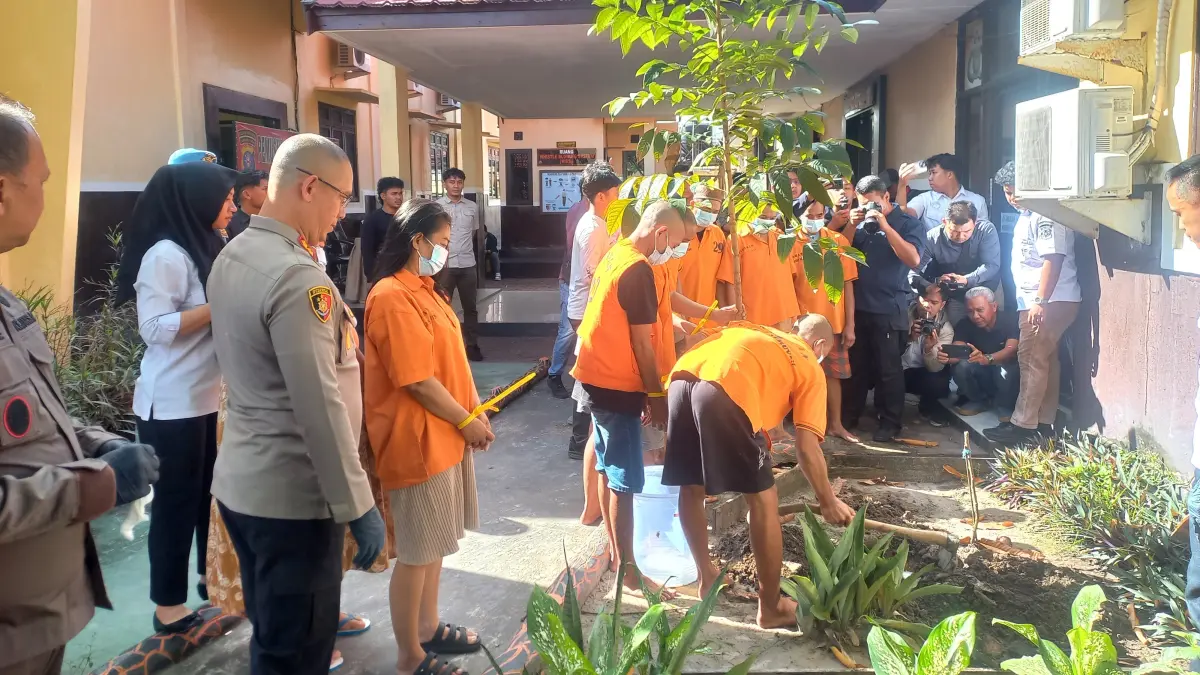 PEMUSNAHAN: Kapolres AKBP Beddy Suwendi menyaksikan barang bukti sabu yang sudah bercampur deterjen dikubur dalam tanah, Rabu (6/5/2026). FOTO: RIFANI/RADAR SAMPIT