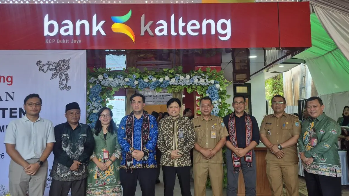 PERESMIAN: Bupati Lamandau Rizky Aditya Putra Bersama Direktur Utama Bank Kalteng Maslipansah meresmikan Kantor Cabang Pembantu (KCP) PT Bank Kalteng Bukit Jaya di Kecamatan Bulik Timur, Selasa (5/5). 