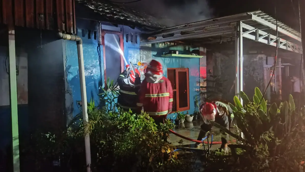 Petugas Disdamkarmat Kotim saat memadamkan api di salah satu rumah yang terbakar di Blok B, Perumahan Setia Griya Minimalist, Jalan Kapten Mulyono Sampit, Rabu malam (6/5/2026). (Usay Nor Rahmad/Radar Sampit)&nbsp;