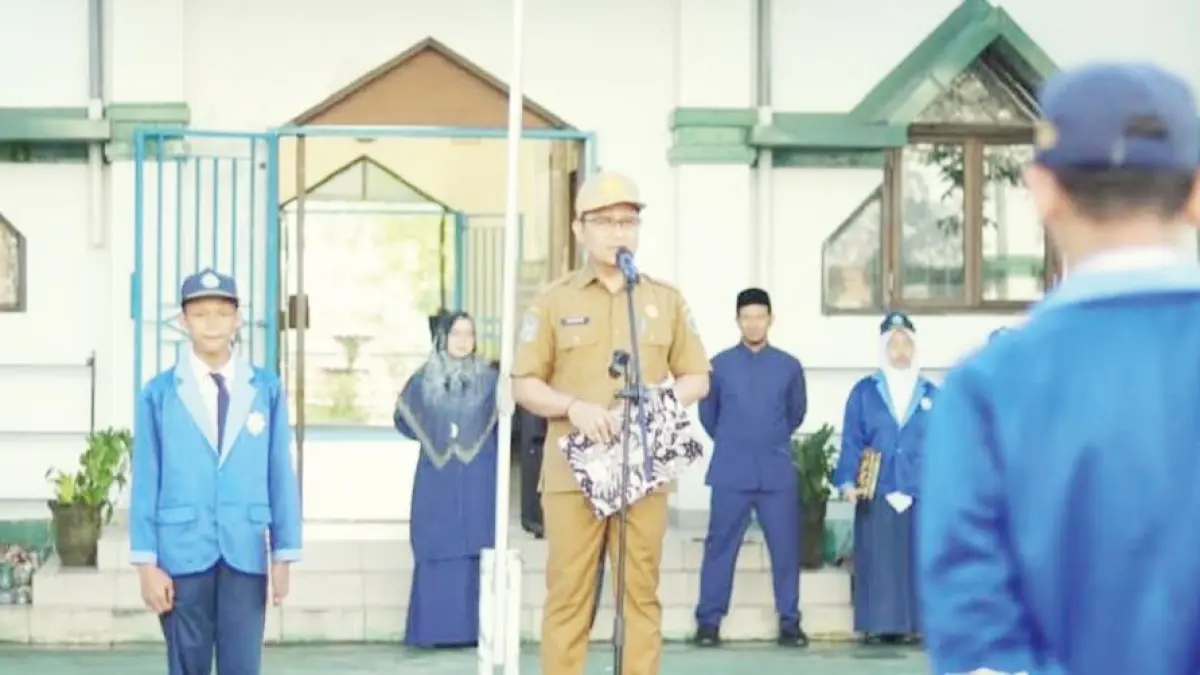 PIMPIN : Kepala Bidang Pembinaan SMP Disdik Kota Palangka Raya, Muhammad Aswani saat memimpin pelantikan pengurus Organisasi Siswa Intra Sekolah (OSIS) SMP Islam Darussalam Palangka Raya, Senin (4/5/2026). FOTO: IST/RADAR SAMPIT