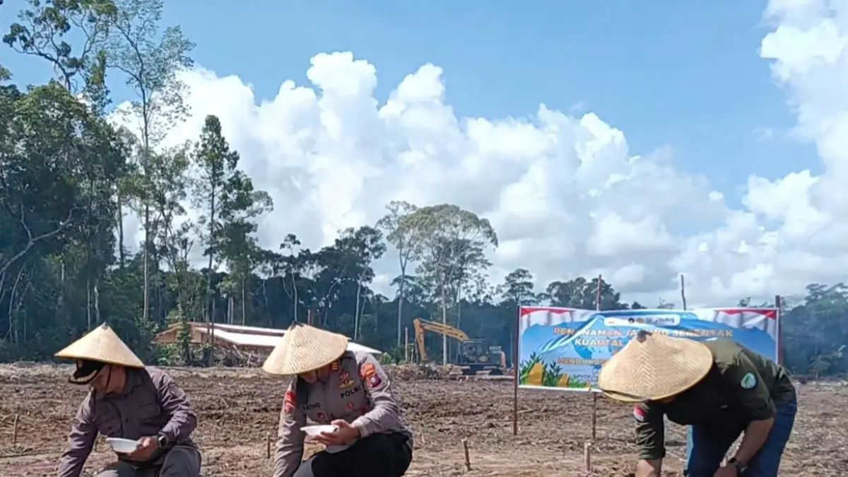 Polsek Arut Selatan (Arsel) menanam jagung hibrida di lahan seluas 7 hektar milik Kelompok Tani Hutan (KTH) Meniti Fajar, Kelurahan Raja Seberang, Rabu (6/5/2026).