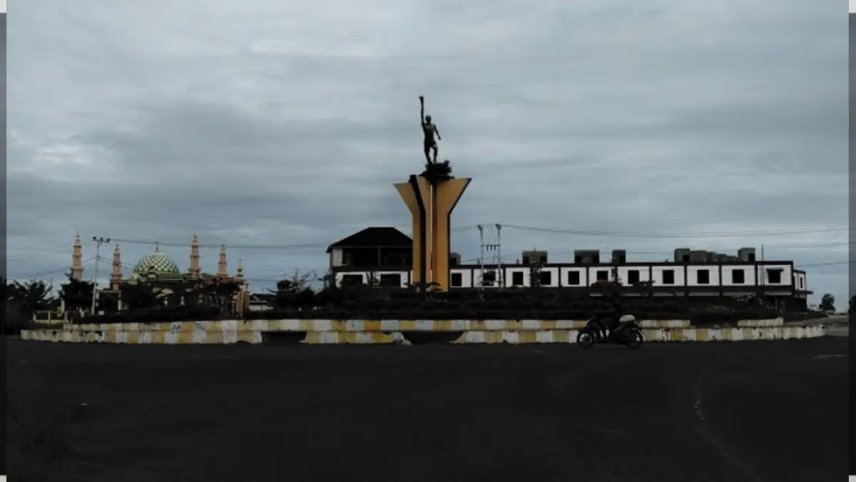 Salah satu titik pemasangan tiang PJU di kawasan Bundaran Obor, Kelurahan Madurejo, Kecamatan Arsel Kabupaten Kotawaringin Barat. (ist)