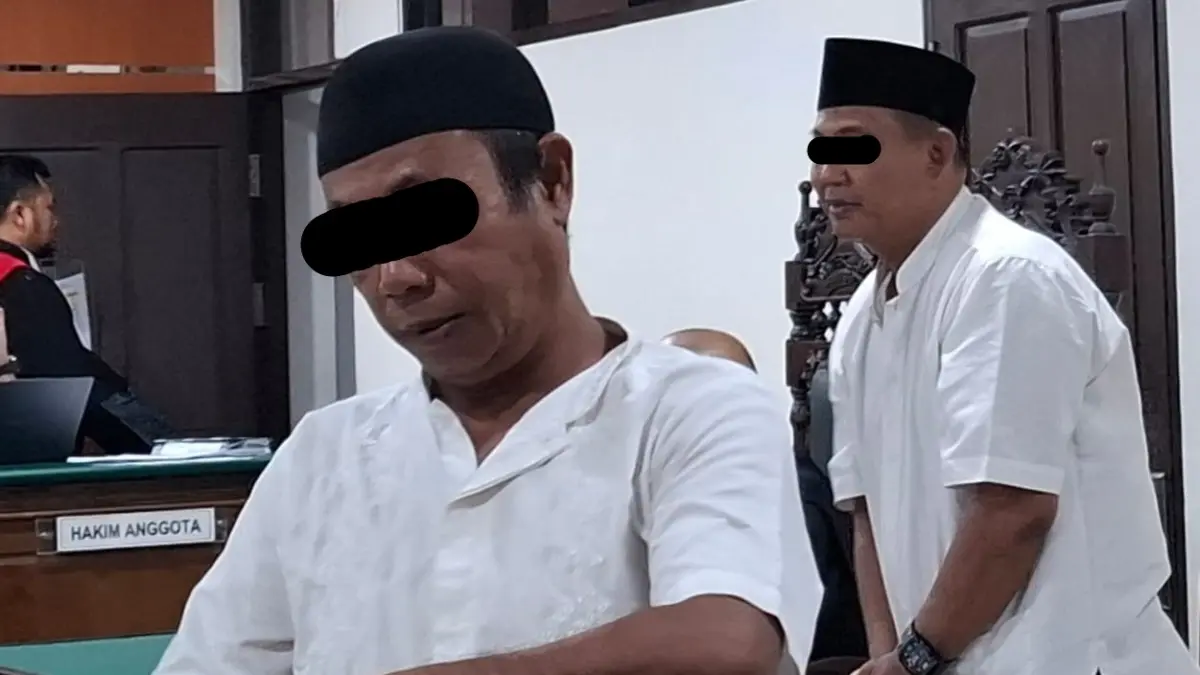 Supriadi (belakang) dan Arma Sandi (depan) saat sidang di PN Sampit. (Rado/Radar Sampit)
