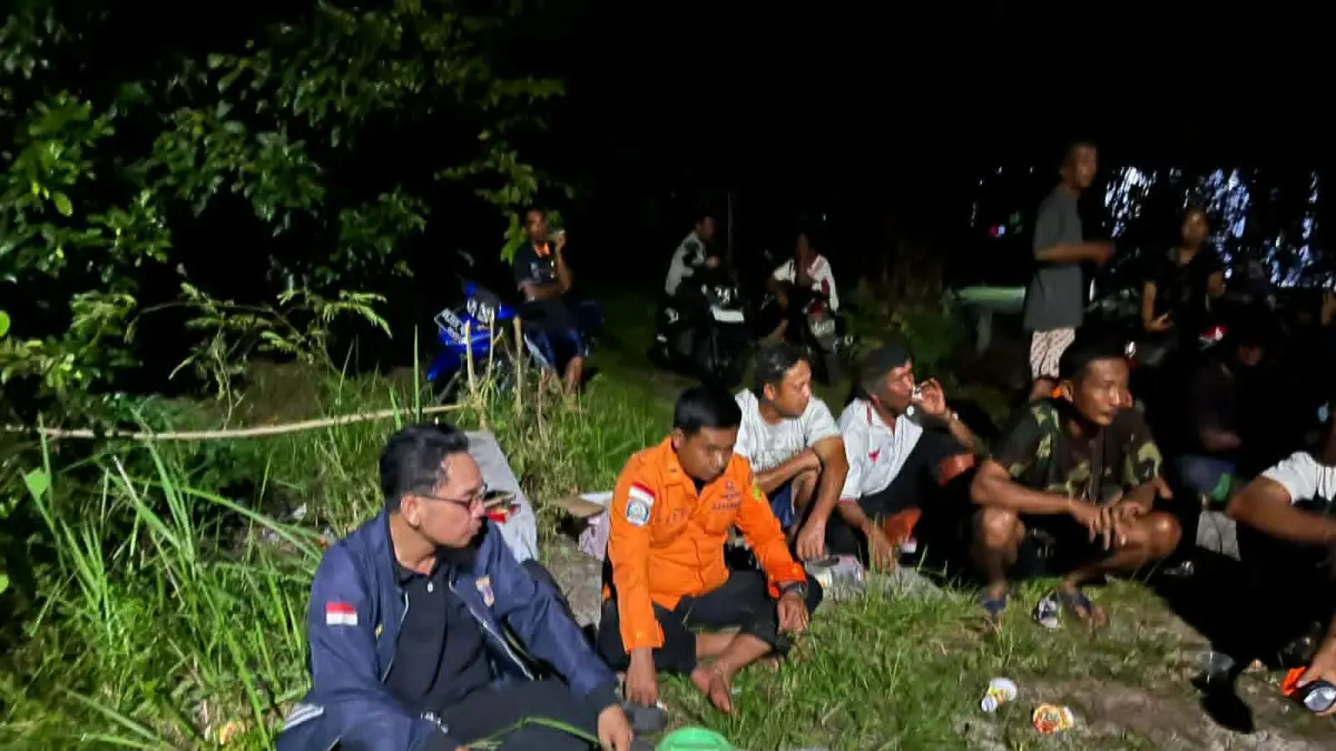 Upaya pencarian oleh warga bersama tim gabungan terhadap seorang lansia atas nama Endang Suarman (79), Rabu (6/5) malam.(istimewa/tim gabungan)