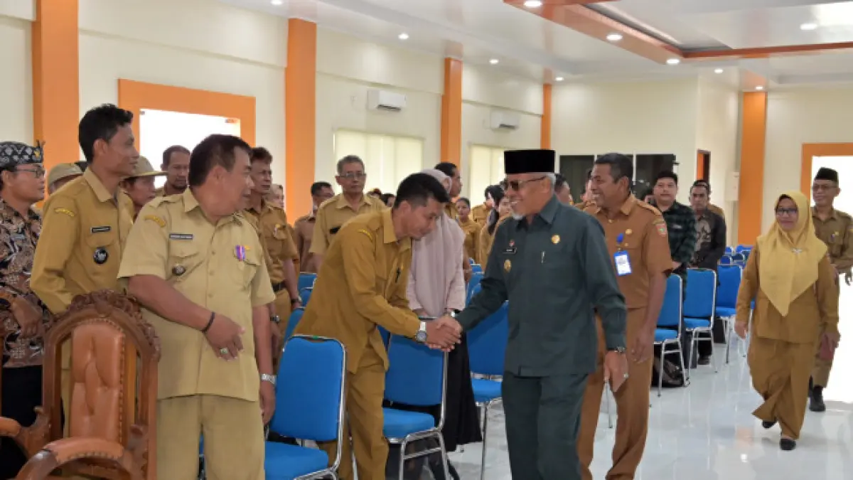 Wabup Kotawaringin Barat Suyanto bersalaman dengan para kades saat acara apresiasi anugerah desa terbaik dalam kepesertaan BPJS ketenagakerjaan. (syamsudin/radar sampit)  &nbsp;