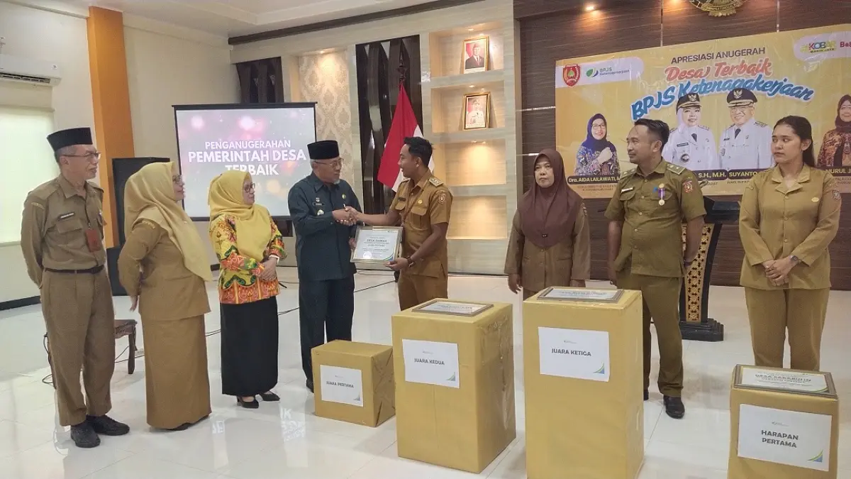 Kepala DPMD Kotawaringin Barat memberikan hadiah dan piagam penghargaan kepada desa terbaik dalam apresiasi dan anugerah keselamatan BPJS ketenagakerjaan. &nbsp;(syamsudin/radar sampit)