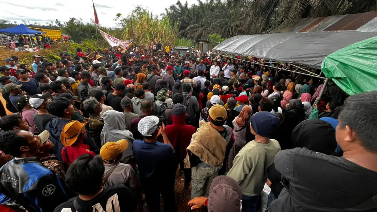 Warga Telawang saat menduduki areal yang disengketakan. Saat itu ada tim dari Dinas Perkebunan Kalteng turun langsung ke lokasi. (rado/radar sampit)