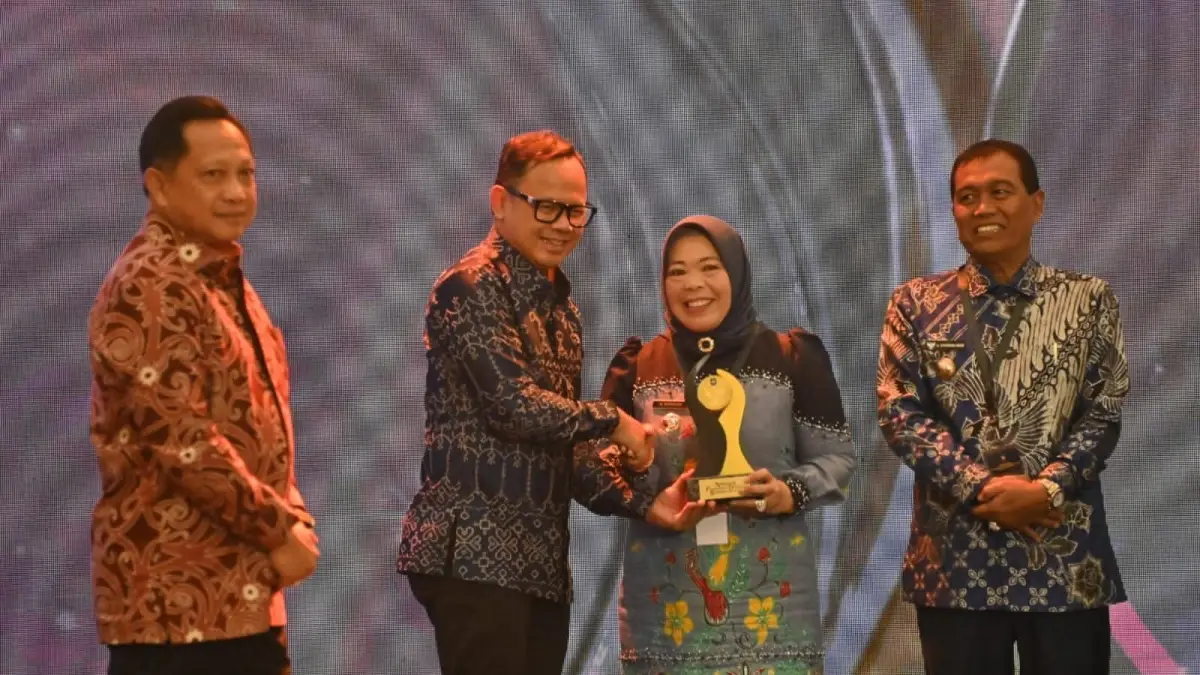 Bupati Kobar Nurhidayah menerima penghargaan &nbsp;kategori Entrepreneur Government/Creative Financing dari Kementerian Dalam Negeri (Kemendagri) pada ajang Apresiasi Pemerintah Daerah Berprestasi 2026. (PROKOM PEMKAB KOBAR) &nbsp;

&nbsp;