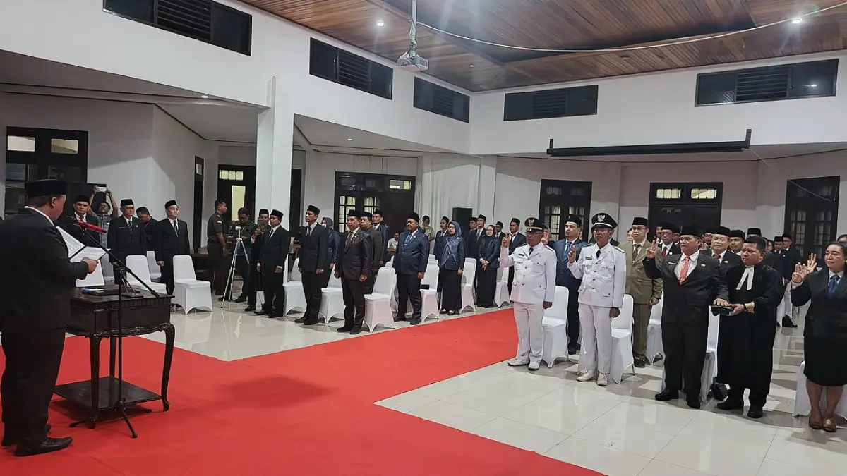  Bupati Lamandau Rizky Aditya Putra melantik dan mengambil sumpah/janji jabatan 49 pejabat di lingkungan Pemerintah Kabupaten Lamandau, Selasa (5/5).  