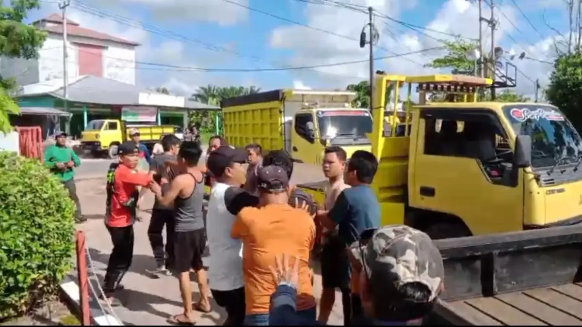 KERIBUTAN: Potongan video keributan di SPBU Samuda yang viral tersebar di media sosial. (Warga/Radar Sampit)