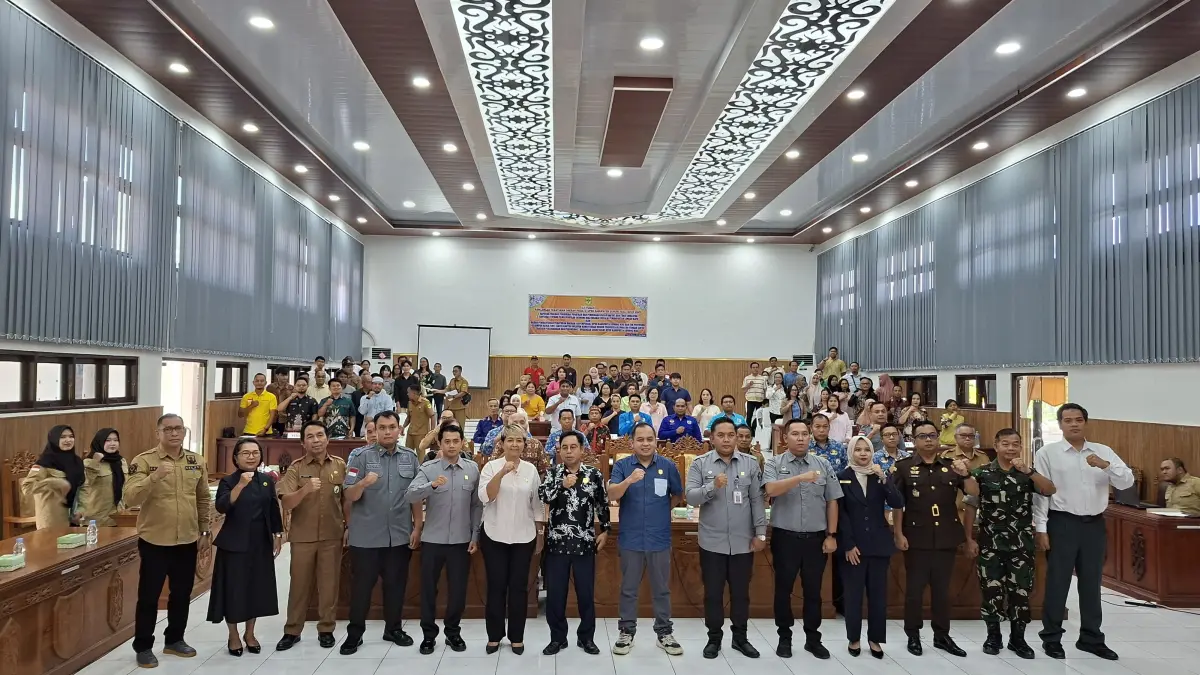   Para peserta uji publik dua raperda  di ruang rapat paripurna DPRD Gunung Mas, Senin (4/5). (drpd gumas)