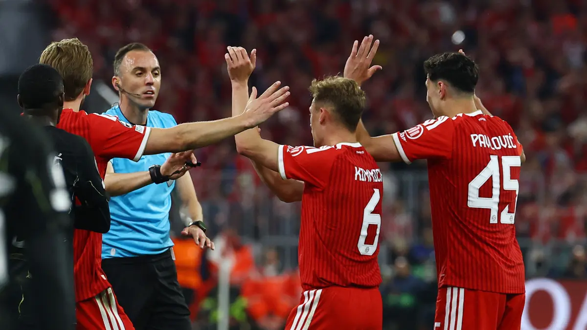 Pemain Bayern Munchen saat melayangkan protes kepada wasit yang memimpin pertandingan Leg 2 Semifinal Liga Champions Eropa, Kamis (7/5) dini hari WIB.(doc.reuters)