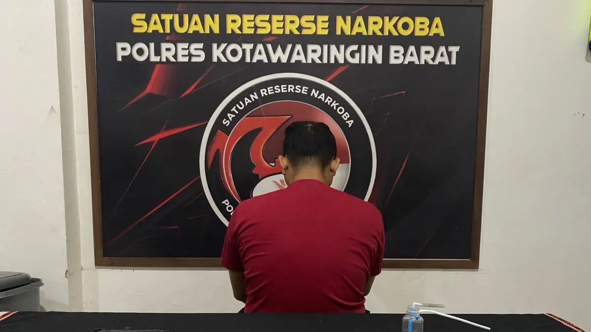 Pengedar sabu berinisial R (33) dan barang bukti narkotika jenis sabu seberat 7,76 gram. (Polres Kobar/Radar Sampit)