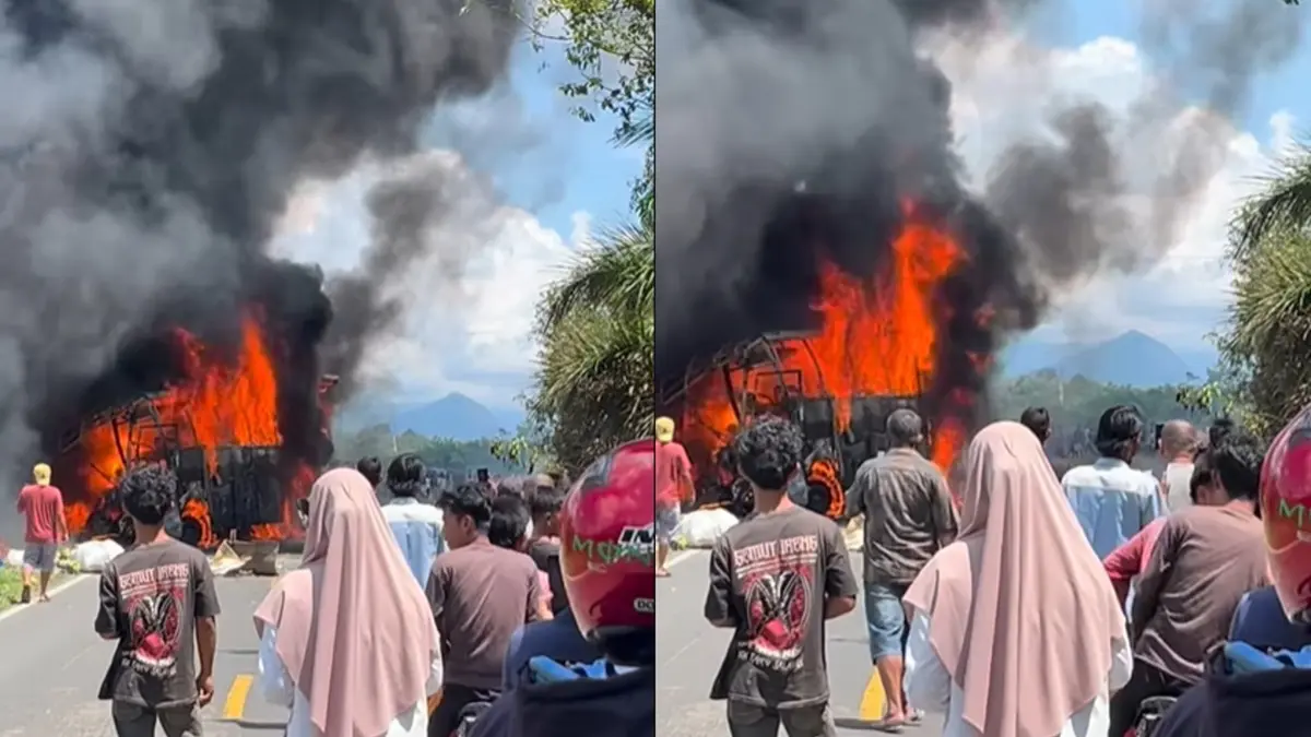 TERBAKAR: Bus ALS dan truk tangki terbakar setelah tabrakan. (ig Polres Muratara)