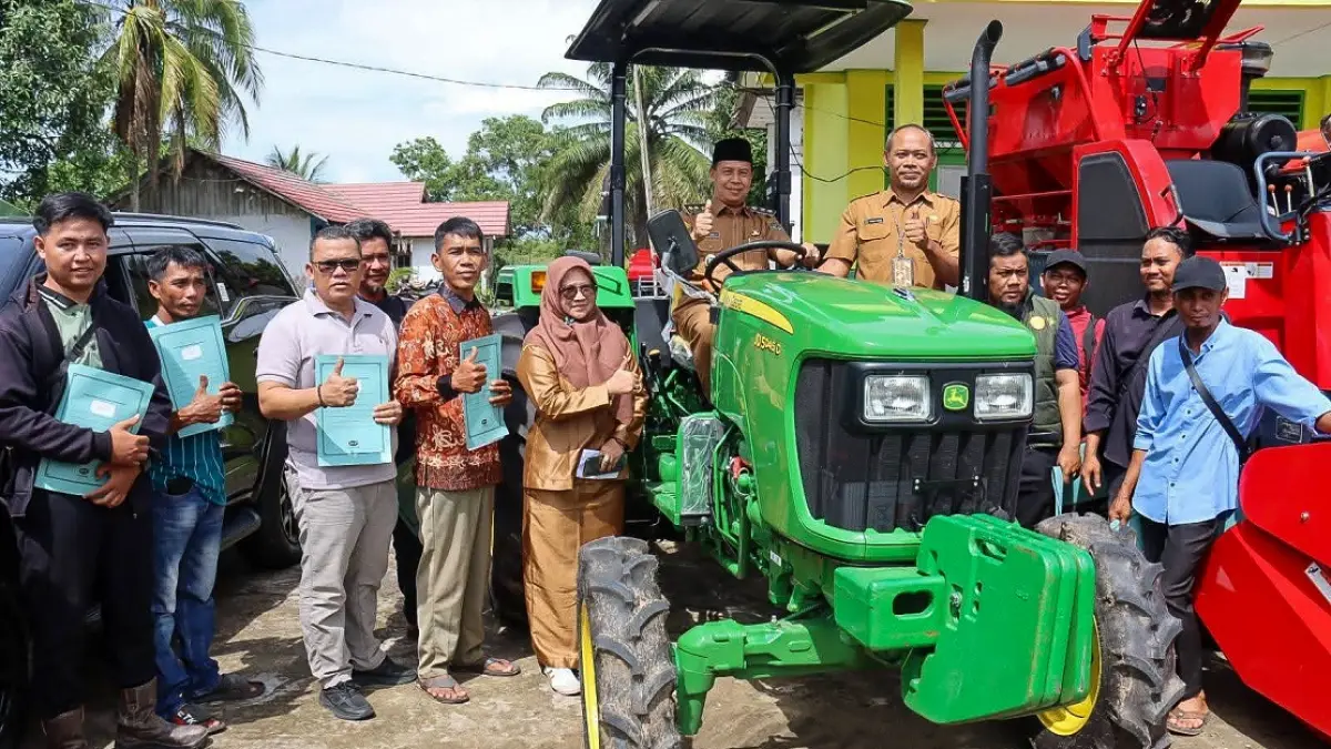 Wakil Bupati Seruyan Supian menyerahkan alsintan kepada perwakilan Brigade Pangan di Balai Penyuluhan Pertanian (BPP) Seruyan Hilir, Rabu (6/5).&nbsp; (rifani/radar sampit)

&nbsp;