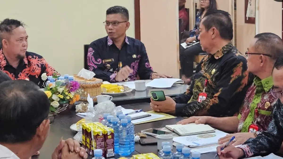 Bupati Katingan, Saiful saat memimpin rapat pembenahan PDAM Katingan. (prokom)