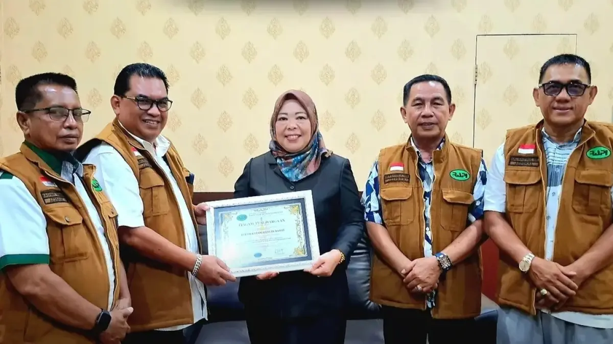 Bupati Kotawaringin Barat Hj Nurhidayah menerima penghargaan dari pengurus RAPI. &nbsp;&nbsp;(Foto Masri) 