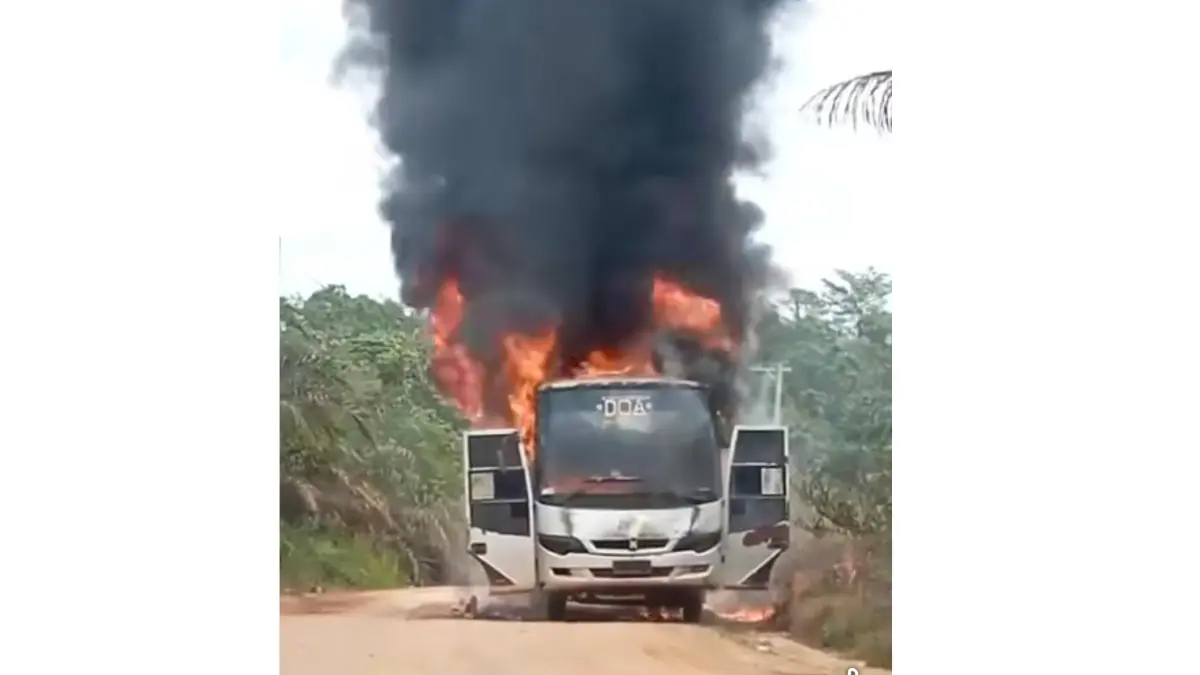 Bus sekolah di Desa Tumbang Koling, Kecamatan Cempaga Hulu, Kabupaten Kotawaringin Timur (Kotim) terbakar pada JUmat (8/5/2026) (Warga/Radar Sampit)