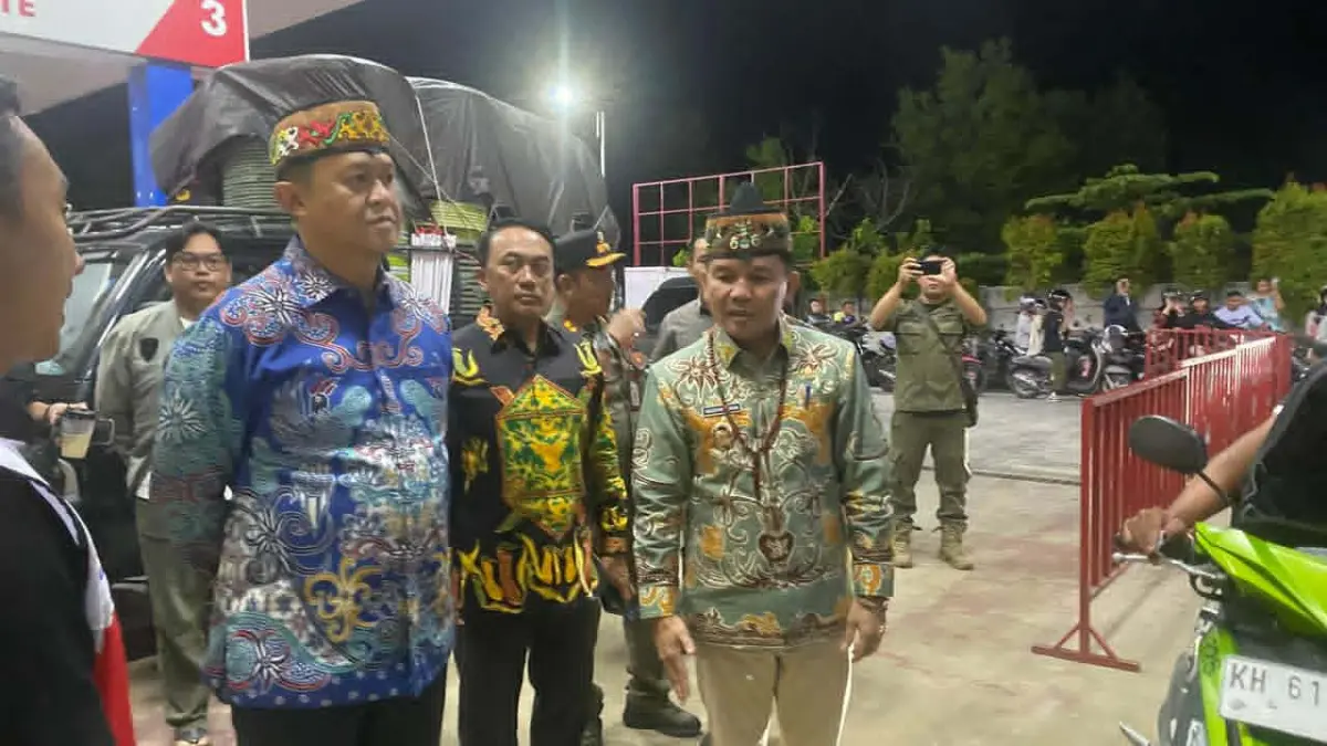 Gubernur Kalteng, Kapolda Kalteng dan unsur TNI serta Kejati Kalteng saat sidak ke salah satu SPBU di Palangka Raya, Kamis (7/5) malam. (dodi/radarsampit)