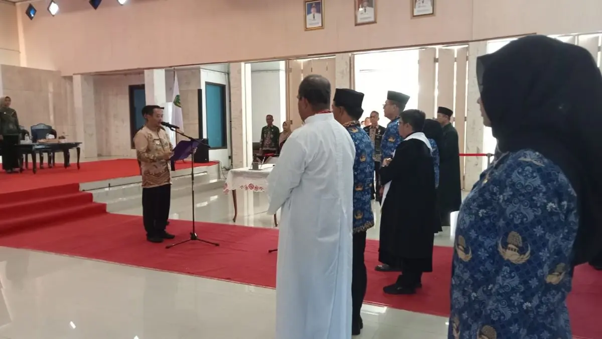 KEPEGAWAIAN: Bupati Sukamara Masduki melantik dan menyerahkan SK 26 CPNS Tahun Anggaran 2024. FOTO: FAUZIANNUR/RADAR SAMPIT