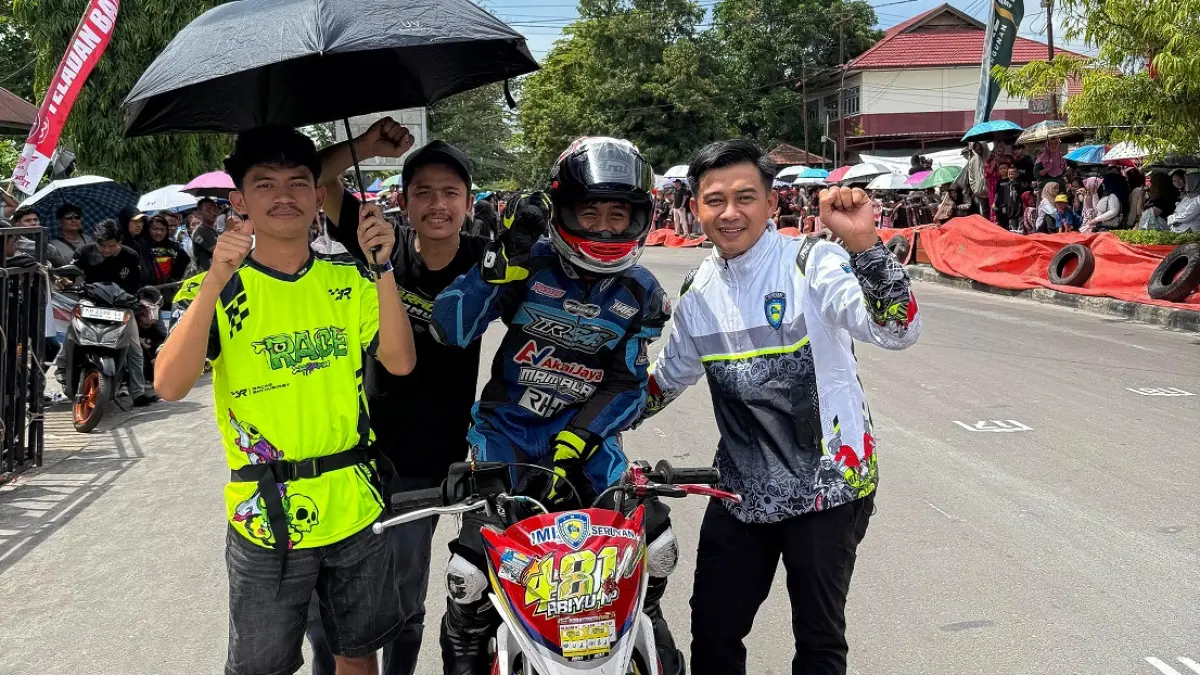 Ketua IMI Seruyan Zulkipli Khaidir mendampingi salah satu atlet binaannya saat latihan resmi persiapan menghadapi Porprov 2026, Rabu (6/5). (RIFANI/RADAR SAMPIT)