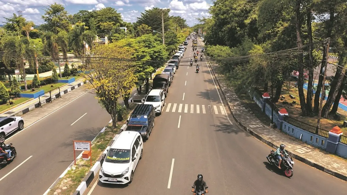 Kota Palangka Raya benar-benar tampak semrawut akibat antrean kendaraan di seluruh SPBU sejak Kamis (7/5) pagi hingga malam. (dodi/radar sampit)