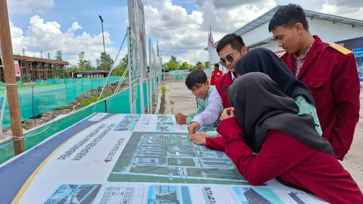Murid, guru, tenaga kependidikan, kepala sekolah dan perwakilan kontraktor mengecek desain bangunan asrama guru Sekolah Rakyat Terintegrasi (SRT) 55 Kotim, Rabu (6/5). (ist)