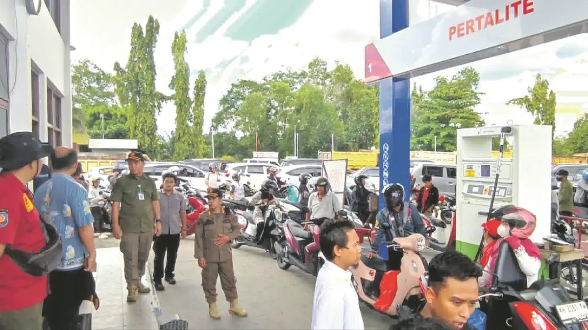 Pemerintah Provinsi Kalimantan Tengah bersama Pemerintah Kota Palangka Raya &nbsp;turun ke sejumlah SPBU untuk memastikan distribusi BBM berjalan normal, Kamis (7/5). (dodi/radar sampit)