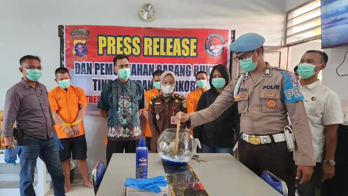 PEMUSNAHAN : Satresnarkoba Polresta Palangka Raya memusnahkan barang bukti sabu seberat 13,37 gram hasil pengungkapan empat kasus narkotika. FOTO: IST/RADAR SAMPIT