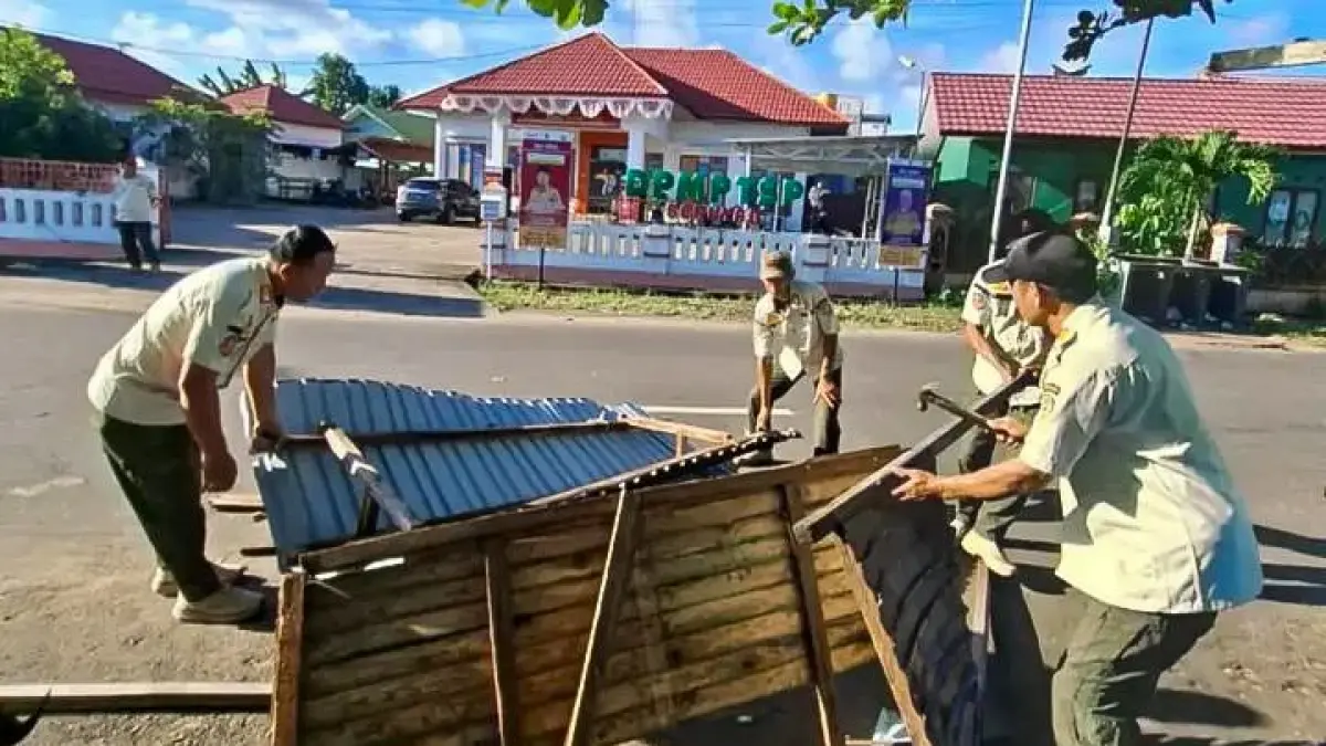 PENERTIBAN: Petugas Satpol PP Kabupaten Seruyan menertibkan rombong pedagang yang terbengkalai di kawasan trotoar Stadion Gagah Lurus, Kuala Pembuang, Jumat (8/5/2026). FOTO: RIFANI/RADAR SAMPIT