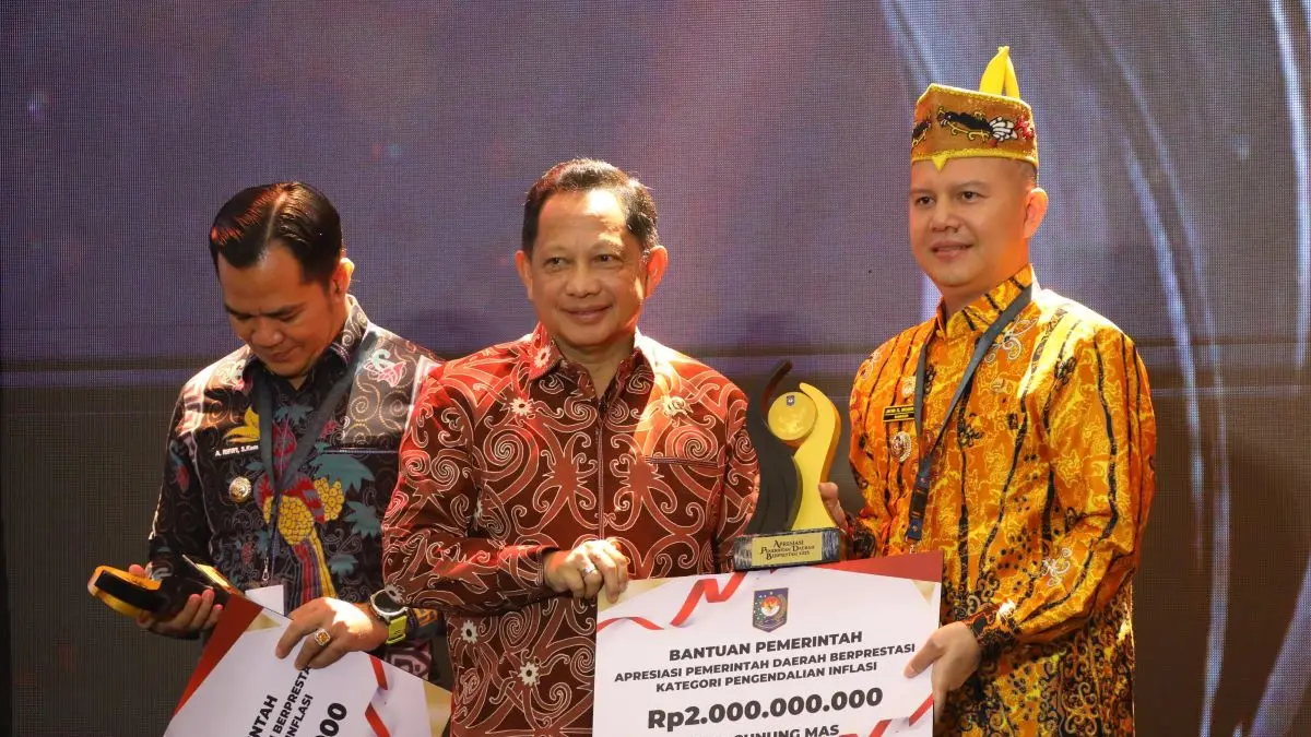 PENGHARGAAN : Bupati Gumas Jaya Samaya Monong saat menerima penghargaan yang diserahkan Mendagri Muhammad Tito Karnavian, di Balikpapan, Selasa (5/5/2026). FOTO : PROTOKOL GUMAS/RADAR SAMPIT