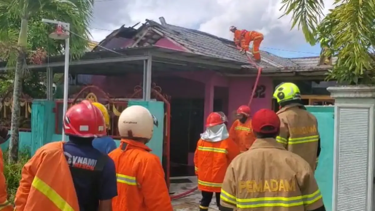 Petugas Disdamkarmat Kotim saat memadamkan api pada bagian atap rumah yang terbakar di Perumahan Wengga Jaya Agung Jalur 2, Kelurahan Baamang Barat, Kecamatan Baamang, Kabupaten Kotawaringin Timur (Kotim), Jumat pagi (8/5/2026).