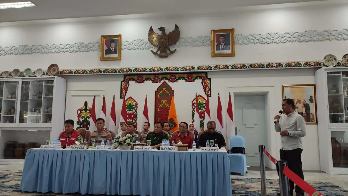Rapat Pemprov Kalteng dan unsur Forkopimda setempat bersama pihak terkait dan Pertamina, membahas persoalan antrean BBM di Palangka Raya, baru-baru tadi. (dodi/radarsampit)