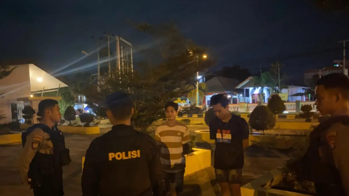 Sejumlah remaja yang masih nongkrong di Taman Kota Kuala Kurun ditegur personel Samapta Polres Gumas untuk pulang ke rumah, belum lama ini. (SATUAN SAMAPTA POLRES GUNUNG MAS)