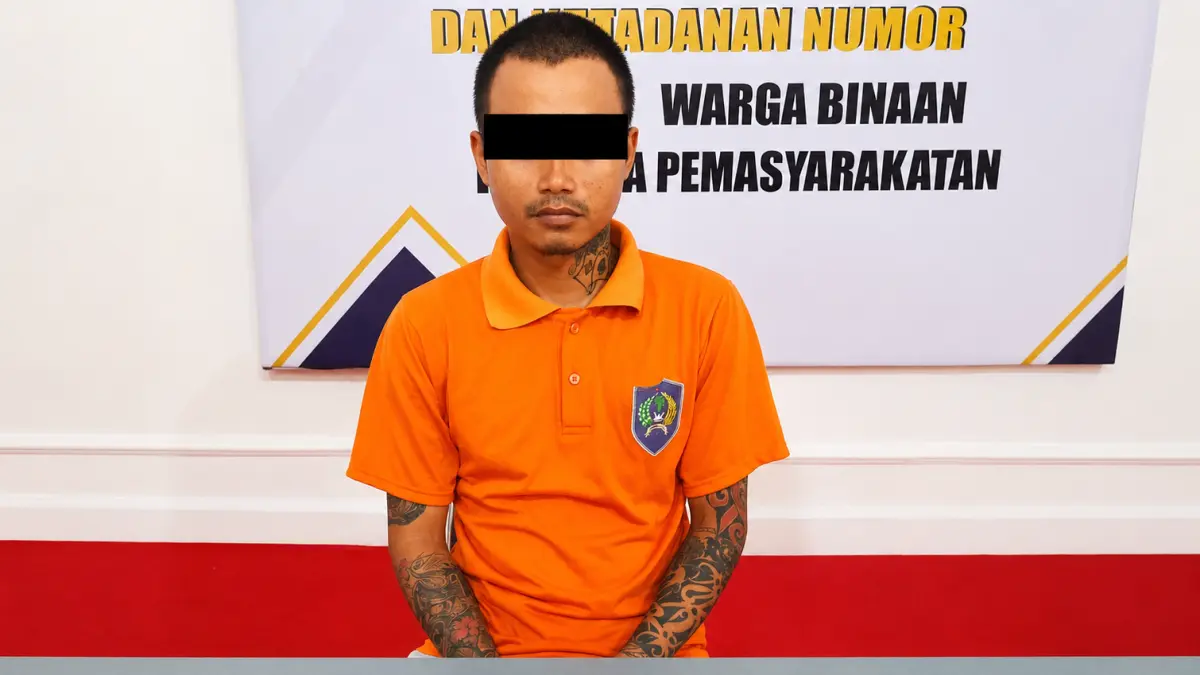 SIDANG: Adi Purnowo menjalani sidang perdana kasus narkotika di PN Nanga Bulik. FOTO: RIA/RADAR SAMPIT