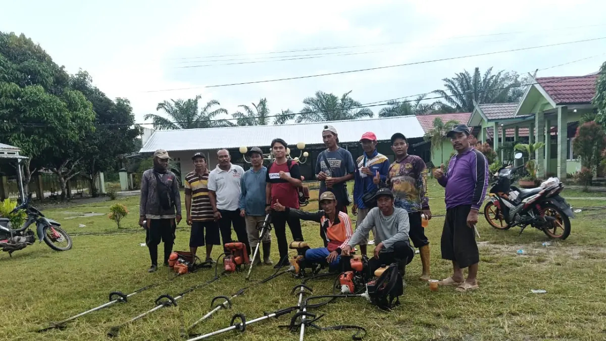 SOLID: Kekompakan Warga Desa Ramban ketika bergotong royong membersihkan lingkungan. (Joy/radarsampit)