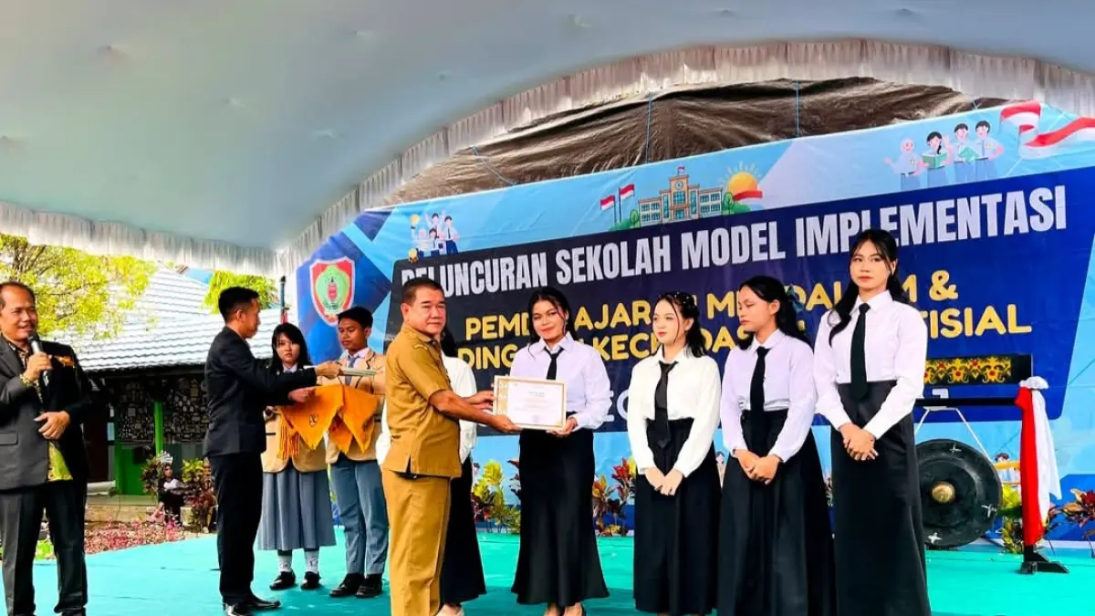 Suasana pemberian apresiasi ke para peserta didik berprestasi, saat peluncuran sekolah model implementasi PM dan KKA, di SMAN 1 Sepang, Selasa (5/5). (foto: SMAN 1 Sepang)