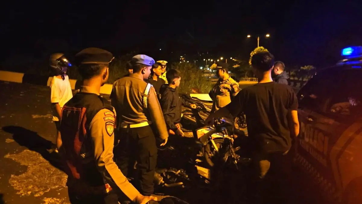 TEGUR : Tim Patroli Pamapta Polres Gumas ketika menengur kelompok remaja yang sedang asyik nongkrong, Kamis (7/5/2026) malam. FOTO : POLRES GUMAS/RADAR SAMPIT